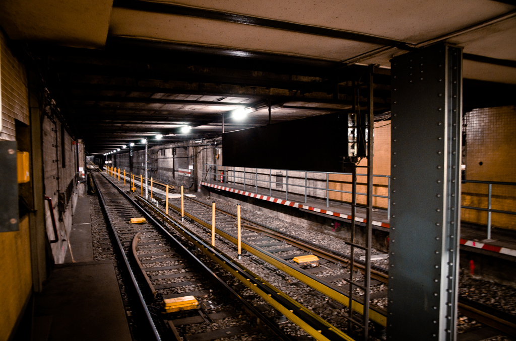 Tunel 
Fragment tunelu przy Zoologischer Garten. Aktualnie jeździ tędy linia U12. Jest to twór linii U1 i U2 powstały z powodu zamknięcia części tunelu linii U2. Remont części trasy ma trwać do listopada. 
Słowa kluczowe: Niemcy Berlin Zoologischer Garten Tunel U12