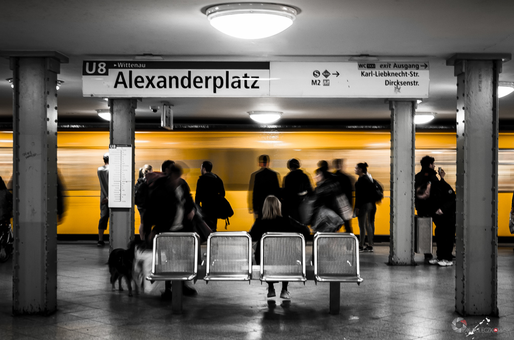 Alexanderplatz
Podczas podziału Berlina peron U8 został oddzielony od pozostałej części stacji, zaś dojścia zamurowano. Pociągi kursujące między północnymi i południowymi dzielnicami Berlina Zachodniego pod mieszczącym się we Wschodnim Berlinie śródmieściem przejeżdżały przez stację bez zatrzymania. Peron należał zatem do tzw. "stacji duchów". Żeby ukryć przed wschodnimi Berlińczykami istnienie stacji, pokryto zamurowane dojścia kopiami zielonkawych kafli z czasu budowy stacji.
Słowa kluczowe: Niemcy Berlin Alexanderplatz U8