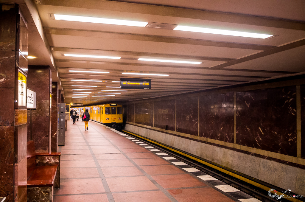 667
Stacja Mohrenstrasse na linii U2. Znana z wystroju. Marmur ze ścian i filarów pochodzi z kancelarii Adolfa Hitlera. 
Słowa kluczowe: Niemcy Berlin U2 667 Mohrenstrasse A3