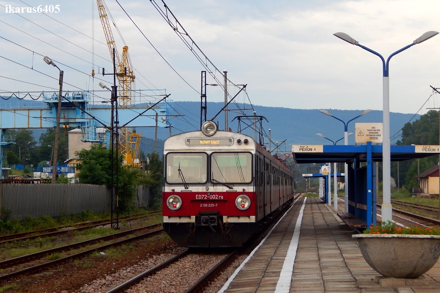 ED72-002ra
"Edek" opuszcza stację Grybów udając się w kierunku Nowego Sącza, gdzie skończy bieg.
Słowa kluczowe: ED72 KrakówGłównyNowySącz ED72-002ra Grybów