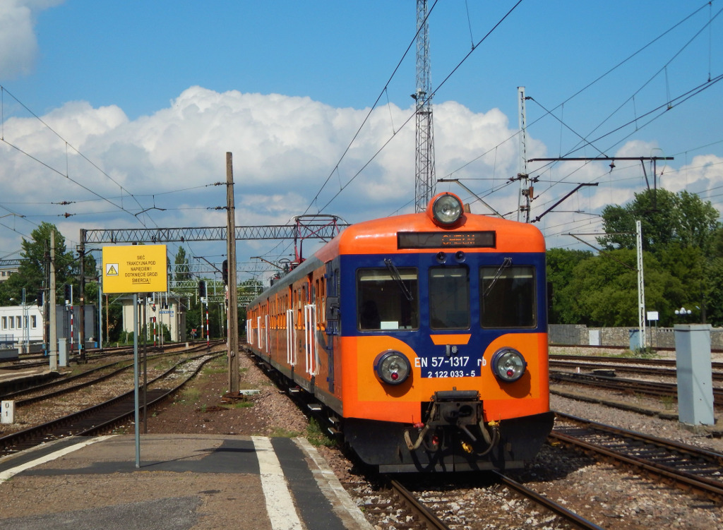 EN57-1317
W końcu trzeba było jakiegoś kibla wrzucić :)
Słowa kluczowe: EN57 EN57-1317 LublinGłówny Lublin-Chełm