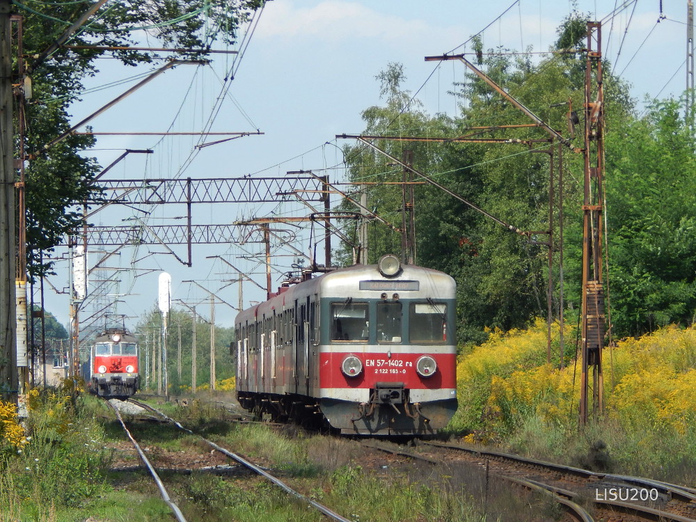 EN57-1402
Kibel relacji Oświęcim - Katowice, wjechał już do Mysłowic i zmierza do celu podróży.
Słowa kluczowe: EN57 EN57-1402 MysłowiceKosztowy Oświęcim-Katowice