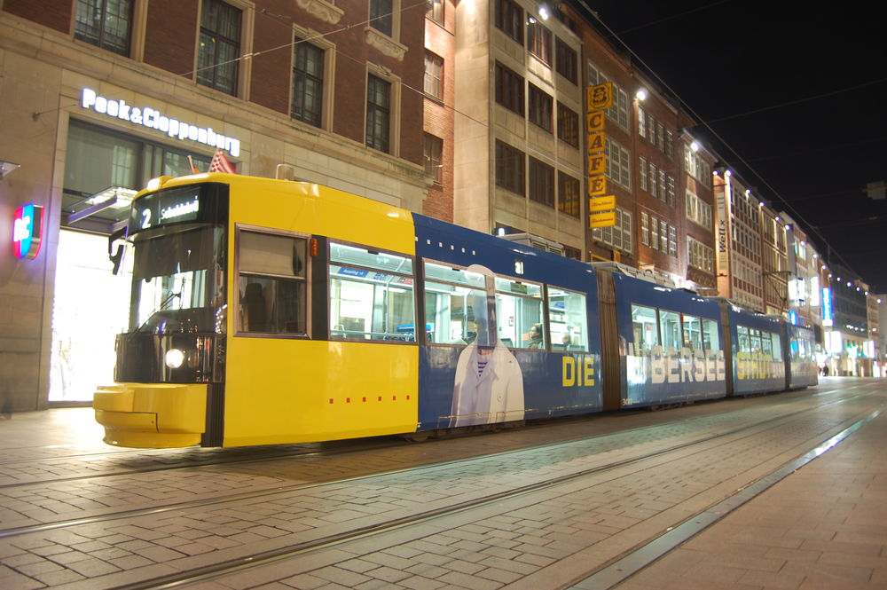 GT8N
Należący do Bremer Straßenbahn AG tramwaj GT8N przyłapany podczas obsługi linii 2 na starym mieście w Bremie.

fot. Rafał Muszczynko
Słowa kluczowe: Niemcy Bremmen Adtranz GT8N 2