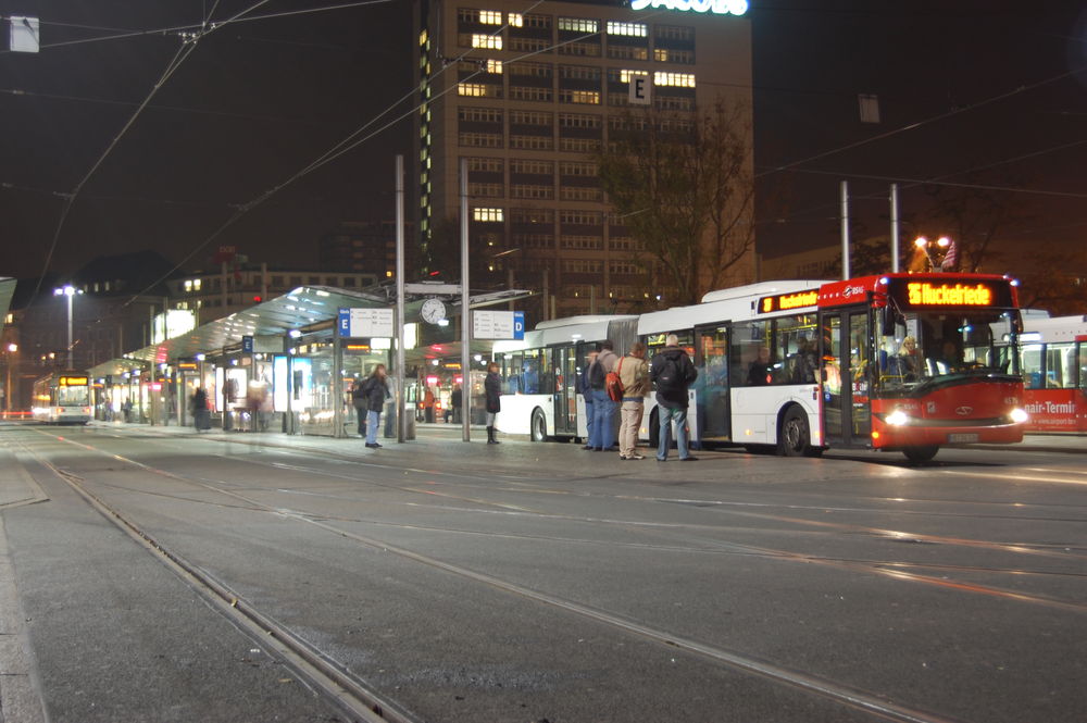 Bremmen Hauptbahnhof
Węzeł przesiadkowy przed główną stacją kolejową w Bremie nawiedził Solaris Urbino 18 o numerze bocznym 4576 obsługujący linię 26. 

Warto zwrócić uwagę na wygląd peronów węzła. Zupełny brak przejść dla pieszych, brak barierek i zasieków, wspólne przystanki autobusowe i tramwajowe oraz pozorny zamęt z kierunkami ruchu pojazdów... wszystko to świetnie złuży pasażerom, którzy mają krótkie i wygodne przesiadki.

fot. Rafał Muszczynko
Słowa kluczowe: Niemcy Bremmen Hauptbahnhof SU18 4576 26