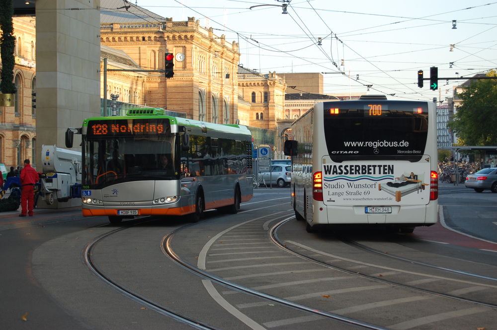 Solaris Urbino 12 w Hannoverze
Należące do üstra Hannoversche Verkehrsbetriebe AG Urbino 12 mija się z Mercedesem O540 Regiobusa. W tle widać zabytkowy zapewne dworzec kolejowy w Hannoverze oraz pieszy plac przed dworcem, na którym łaskawie dopuszczono ruch komunikacji zbiorowej, rowerów, a nawet taksówek. Pod placem zaś znajduje się ciekawa podziemna galeria handlowa. 

fot. Rafał Muszczynko
Słowa kluczowe: Niemcy Hannover ErnstAugustPlatz Mercedes-Benz O530 700 SU12 7935 128