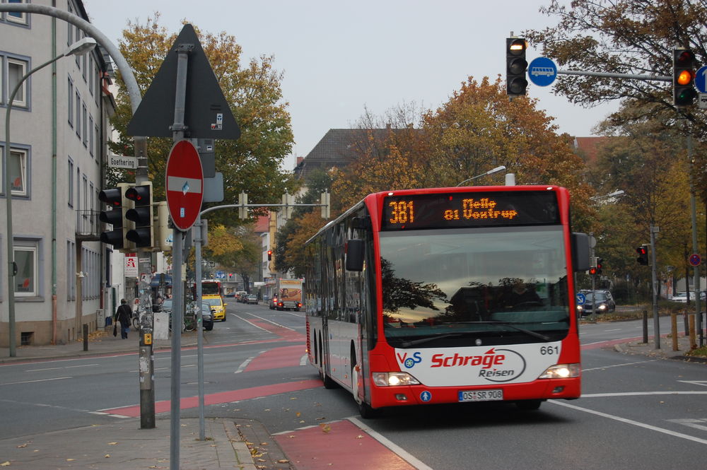 Citaro w Osnabruck
Okolice dworców kolejowych w Niemczech to fajne miejsce do fotografowania. Zwykle przy stacji znajdziemy i spory węzeł komunikacji zbiorowej (lokalnej i regionalnej), i całkiem egzotyczne z punktu widzenia Polski rozwiązania infrastrukturalne zachęcające do podróży zbiorkomem, rowerem lub pieszo.

fot. Rafał Muszczynko
Słowa kluczowe: Niemcy Osnabruck Hauptbahnhof Mercedes-Benz Citaro O540 661 381