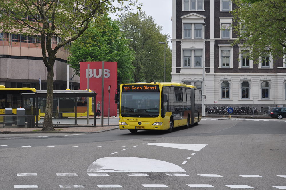 Citaro w Utrechcie
Poza VanHoolami i VDLami na ulicach Utrechtu mozna spotkać także bardziej znajomo wyglądający tabor. Na zdjęciu MB Citaro przewoźnika Connexxion obsługujące linię 999 wjeżdża na kraniec Utrecht Centraal.

fot. Rafał Muszczynko
Słowa kluczowe: Holandia Utrecht Citaro MB 999