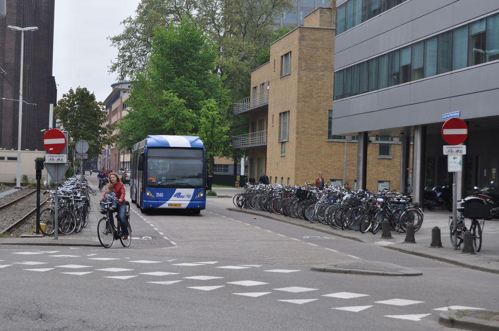 Otoczenie stacji Utrecht Centraal
Tradycyjny układ otoczenia stacji kolejowej w Holandii niemal zawsze wygląda tak samo. Najbliżej podjeżdża transport zbiorowy, nieco dalej mogą parkować rowery, dla których buduje się często całkiem pokaźne obiekty (na np. 15000 miejsc), potem taksówki. Najdalej od stacji stacji mają pasazerowie przywożeniu autami. Zresztą dla aut często jest tylko po kilka miejsc typu "kiss&ride" na których lepiej nie zostawiać auta na dłużej. 

Na zdjęciu VanHool newAG300 na ulicy, która przyprawiłaby wielu polskich inzynierów drogownictwa o zawał - dwa pasy rowerowe, w tym jeden do jazdy pod prąd, przy intensywnym ruchu autobusowym, który w dodatku odbywa się o pasie szerokości 3,0m. Okazuje się, że to całkiem bezpieczne, o ile tylko rozkłady nie są pisane tak, by kierowca musiał sprawdzać na ile ustawiony ma "kaganiec" w wozie.

fot. Rafał Muszczynko
Słowa kluczowe: Holandia Utrecht VanHool AG300 7846