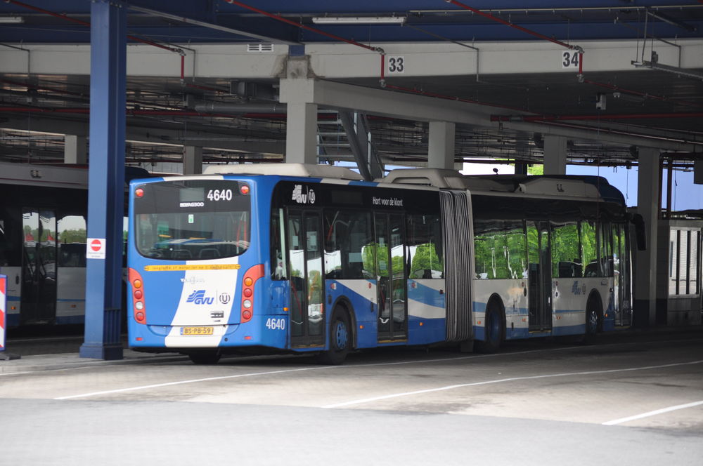 Zadaszony plac postojowy
Zadaszony plac postojowy ma mnóstwo zalet. Nie wymaga tylu prac przed ruszeniem na trasę, poprawia warunki pracy kierowcy, pozwala oszczędzić na oświetleniu (zwykłe jarzeniówki zamiast wielkich latarni), a także np. zainstalować systemy przeciwpożarowe i monitoringu, do których kable i rury nie muszą być puszczone pod nawierzchnią placu (co ułatwia ich naprawy).

fot. Rafał Muszczynko
Słowa kluczowe: Holandia Utrecht VanHool AG300 4640