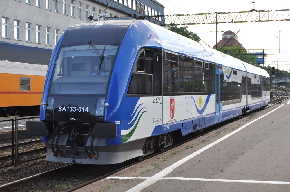 SA133-14
Obsługujący tego dnia trasę do Szczytna szynobus zakończy bieg na stacji Olsztyn Główny. 

Choć pojazd należy do województwa Warmińsko-Mazurskiego, to w czasie robienia zdjęcia operatorem linii były Przewozy Regionalne oddział w Olsztynie - stąd takie a nie inne miejsce w galerii.

fot. Rafał Muszczynko
Słowa kluczowe: SA133-14 SA133 Olsztyn OlsztynGłówny