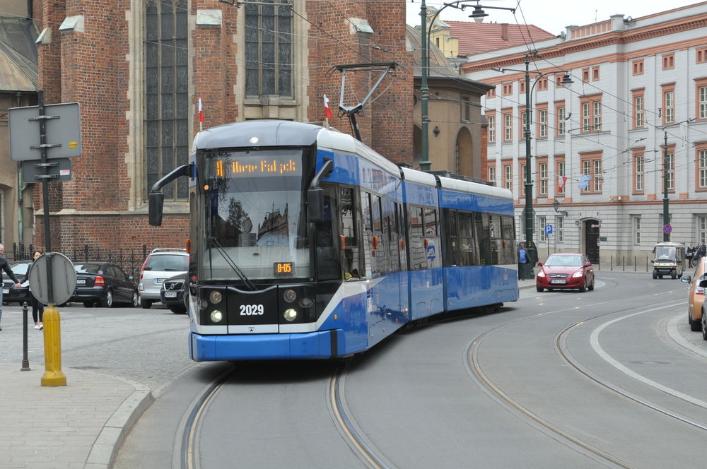 2029
Bombardier #2029 w slalomie na Placu Wszystkich Świętych w Krakowie. 

To ogólnie bardzo ciekawe miejsce pod kątem obserwacji ruchu, zwłaszcza pieszego. Ten w ciągu ulicy Grodzkiej jest tu gigantyczny, przecina tory i jezdnię bez żadnej sygnalizacji, ani nawet przejścia dla pieszych. Mimo to wszystko odbywa się bezpiecznie i płynnie. Klasyczne shared space, choć tutaj raczej wytworzone spontanicznie niż z zamysłu inżyniera ruchu.

fot. Rafał Muszczynko
Słowa kluczowe: Kraków PlacWszystkichŚwiętych Bombardier NGT6-2 2029 8