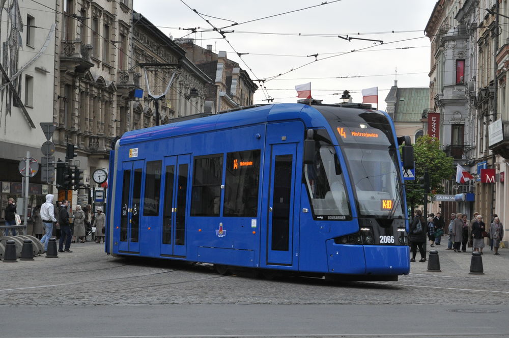 2066
Szczerze mówiąc jednolite malowanie wozu na niebieski tyłków nie urywa. Żeby chociaż ten niebieski był z polotem - jakiś metalik może albo coś... ale to jest po prostu średnie.

fot. Rafał Muszczynko
Słowa kluczowe: Kraków Karmelicka Bombardier NGT8 2066 14