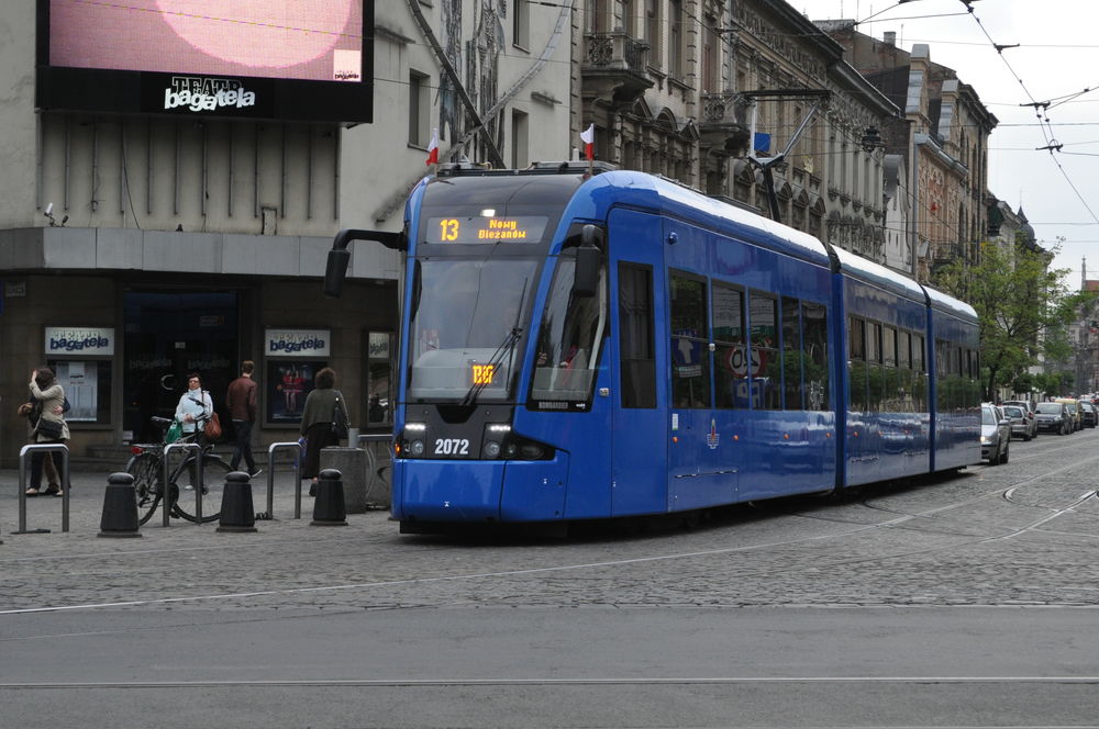 2072
Krakowski Bombardier 2072 wykonuje prawoskręt z Karmelicką w Podwale. 

fot. Rafał Muszczynko
Słowa kluczowe: Kraków Karmelicka Bombardier NGT8 2072 13