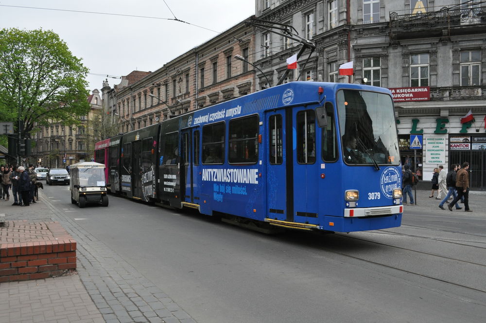 3079
Ech, wszędzie się te meleksy władują. To zakała Krakowa. Ani po Starym Mieście się spokojnie nie przejdziesz, bo jak nie jadą to stoją i blokują drogę, ani tramwajów nie pofotografujesz, bo oczywiście pacjent musi omijać tramwaj, nierzadko zanim ten zamknie drzwi i zacznie ruszać z przystanku. Dobrze, że u nas się to nie przyjęło.

fot. Rafał Muszczynko
Słowa kluczowe: Kraków Podwale MAN N8S-NF 3079