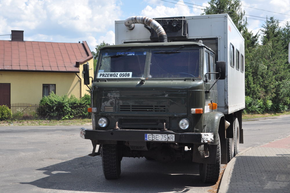 EBE 75WR
Takimi Starami 6x6 wożeni są pracownicy elektrowni i kopalni odkrywkowej w Bełchatowie. 

fot. Rafał Muszczynko
Słowa kluczowe: STAR266 EBE75WR Bełchatów