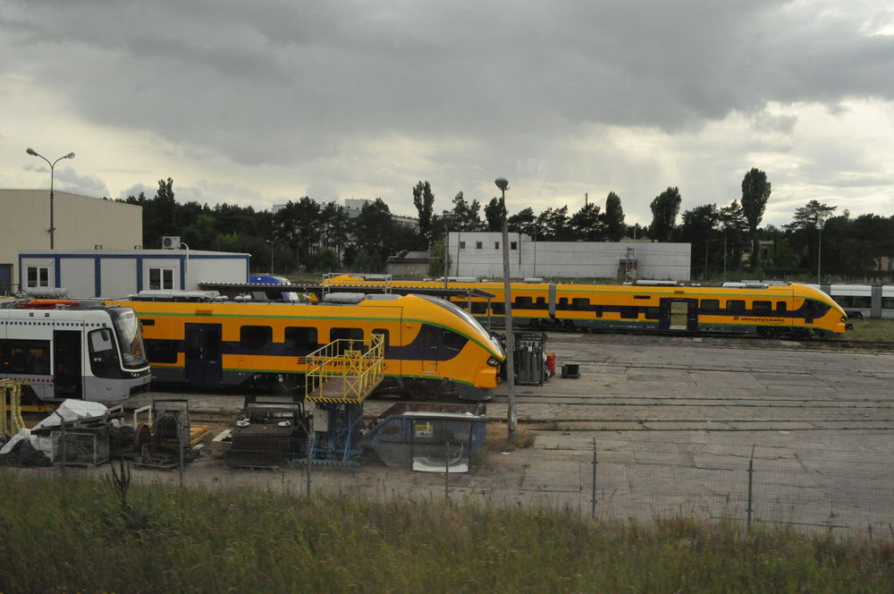 Pesa Link
Na placu firmy Pesa na kupca czekają już spalinowe Linki pierwotnie szykowane dla niemieckiego Oberpfalzbahn.

Przepraszam za jakość zdjęcia, wykonywałem je z jadącego pociągu, co nie dawało czasu na kadrowanie czy poprawki.

fot. Rafał Muszczynko
Słowa kluczowe: Bydgoszcz Pesa Link