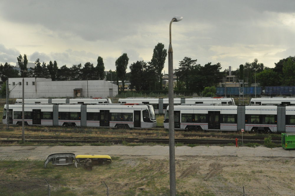 Pesa Fokstrot Forward
Tymczasem na przyfabrycznym placu w bydgoskiej Pesie oczekują na wyjazd do Moskwy tramwaje Pesa Fokstrot Forward. Pojazdy mają trzy człony, rozstaw pod szeroki tor (1524mm), napęd asynchroniczny i w pełni niską podłogę.

Bliżej jednej z hal stało też "coś" dla Warszawy, chyba JazzDuo. Nie zdołałem zrobić zdjęcia.

Przepraszam za jakość zdjęcia - robione z jadącego pociągu, bez czasu na kadrowanie i poprawki. 

fot. Rafał Muszczynko
Słowa kluczowe: Bydgoszcz Pesa Fokstrot Moskwa