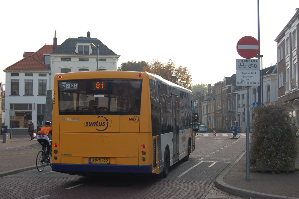 VDL Berkhof Ambasador 200 w Zutphen
VDLBerkhof Ambasador 200 o numerze bocznym 1485 obsługujący linię 81 zbliża się do śluzy autobusowej z wysuwanym z ziemi słupkiem.. Scena uwieczniona w centrum Zutphen.

Poza wymienioną śluzą Zupthen znane jest jeszcze z jednej inwestycji - ogromnego podziemnego parkingu rowerowego przy stacji kolejowej (jakieś 200m od miejsca wykonania zdjęcia). Parking ma 15000 miejsc na rowery (Zutphen liczy niecałe 50 tysięcy mieszkańców), jest darmowy, strzeżony, monitorowany, wyposażony w serwis i sklep rowerowy (zostawiasz rower idąc na pociąg z rana, wracasz z pracy i masz rower po serwisie) oraz bezpośrednie połączenie z budynkiem stacji kolejowej. Miejscowi bali się, że tak wielki parking długo będzie niewykorzystany - budowany był z zapasem, na lata. Podobno zapełnił się rowerami w pierwszym miesiącu po oddaniu do użytku. Obecnie trzeba było wprowadzić ograniczenia czasowe w trzymaniu roweru w tym miejscu.

fot. Rafał Muszczynko
Słowa kluczowe: Holandia Zutphen VDLBerkhof Ambasador 1485 81