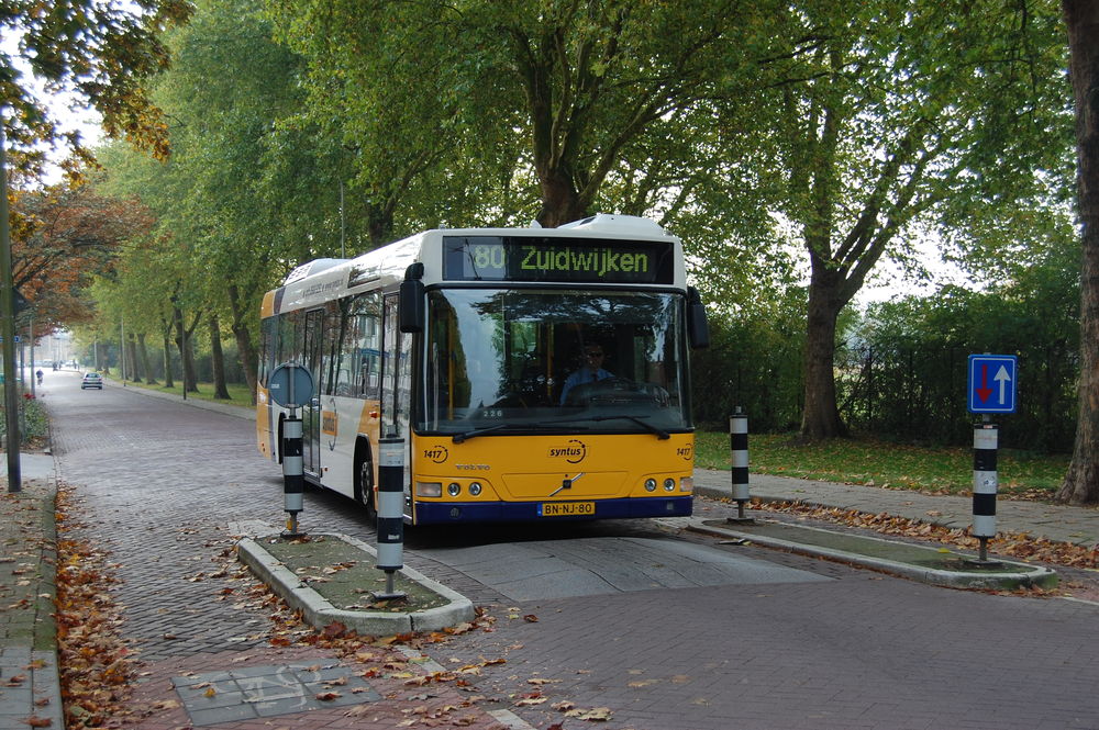 Uspokojenie ruchu w Zutphen
Volvo serii 7000 należące do firmy Syntus i obsługujące linię 80 komunikacji autobusowej w mieście Zutphen przejeżdża przez śluzę uspokajającą i ograniczającą ruch samochodów. Śluza celowo skonstruowana jest tak, by dwa auta nadjeżdżające z przeciwka musiały zwolnić (próg poduszkowy vel wyspowy) i wzajemnie przepuszczać (wymuszenie zatrzymania i ograniczenie przepustowości ulicy). Autobus bierze próg "rozkrakiem", niemal bez zwalniania, a rowery omijają go po bokach, specjalnymi przepustami. Sam profil progu też jest inny niż tych w Polsce - najazdy mają formę sinusoidy, co wytłumia hałas (brak klasycznego łup-łup podczas jazdy przez próg) i jeszcze skuteczniej wyrzucają w górę pojazdy jadące zbyt szybko demolując im zawieszenie.

Zutphen znane jest jednak z zupełnie innego rozwiązania autobusowo-rowerowego.

fot. Rafał Muszczynko
Słowa kluczowe: Holandia Zutphen Volvo 1417 80