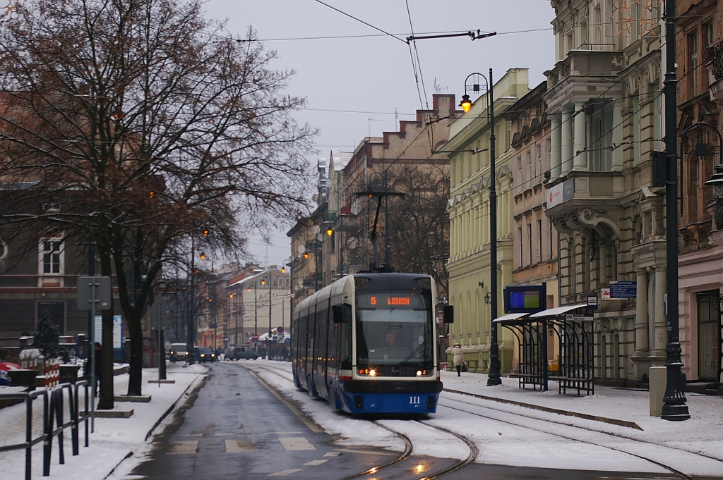 Pesa 122NaB #111
Ostatnim oddanym do użytku odcinkiem przed budową tramwaju na Fordon było odbudowanie torowiska do Dworca PKP ( 21 maja – ostatni przejazd tramwajów ulicą Dworcową - wycofanie wagonów z warsztatów przy ul. Zygmunta Augusta). 
Słowa kluczowe: 122NaB 111 Dworcowa 5