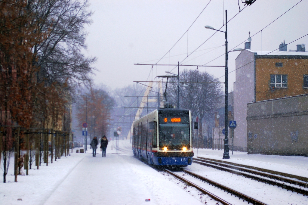 Pesa 122NaB #115
115 na dworcu Bydgoszcz Wschód będącym pierwszym przystankiem na nowej trasie do Fordonu. 
Słowa kluczowe: 122NaB 115 5 Naruszewicza 