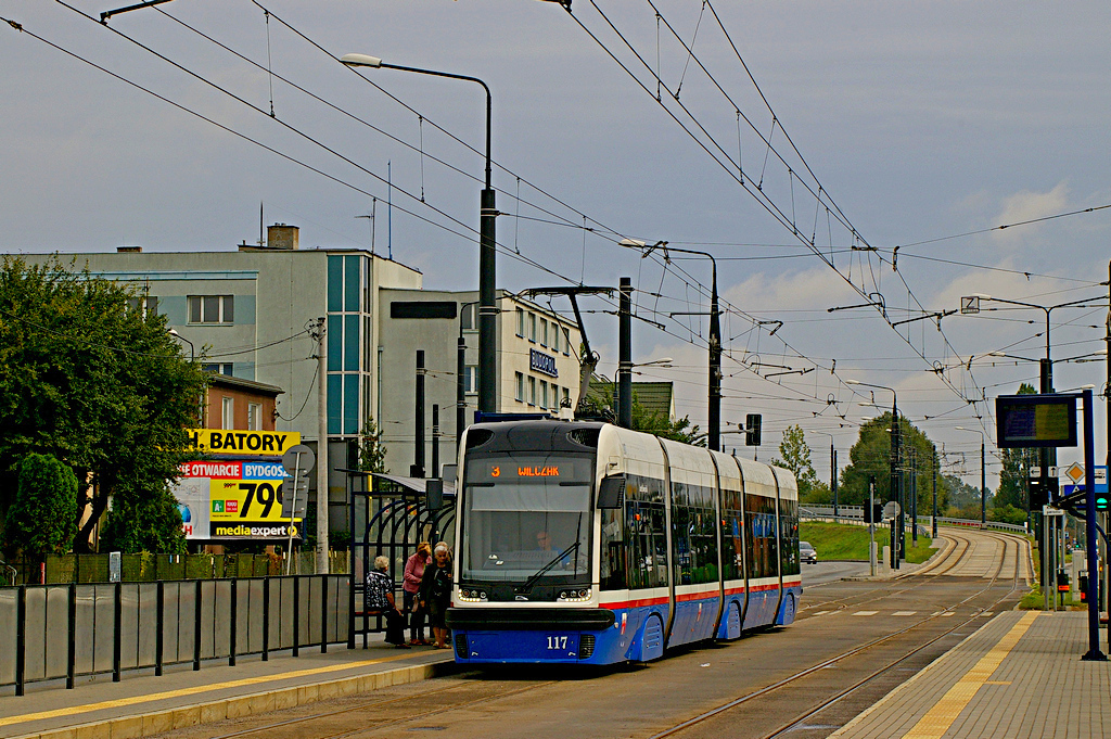 Pesa 122NaB #117
117 w obsłudze przystanku Fordońska/Wyścigowa.
Bezpośrednio za wagonem widać tory odchodzące na dużą awaryjną pętlę Wyścigowa na którą można wjechać zarówno od strony miasta, jak i z Fordonu.
Słowa kluczowe: 122NaB 117 Fordońska 3