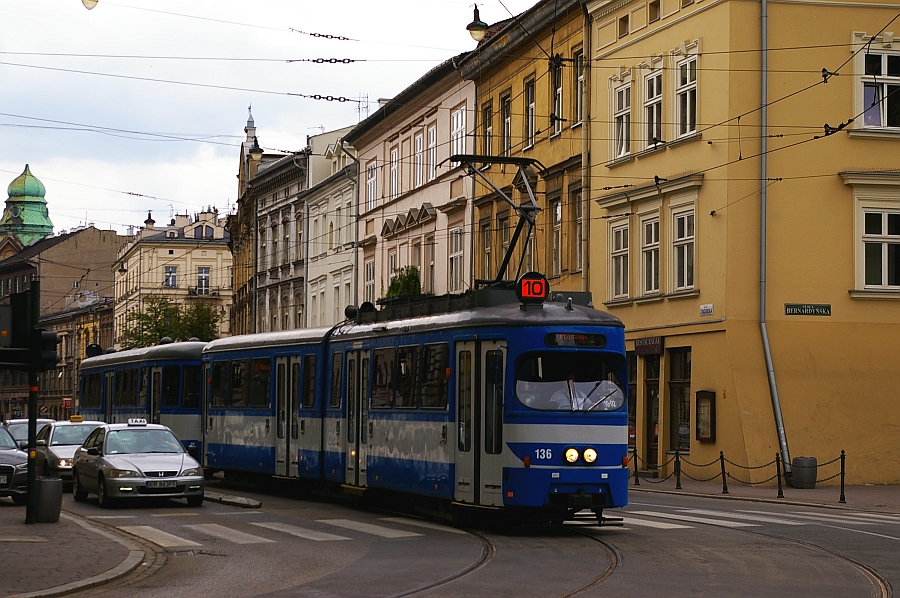 SGP E1 #136
Gród Kraka, to kolejne miasto w Polsce, gdzie "zaliczyłem"* tramwaje.
* jeśli  ok. 2godzinny pobyt w centrum miasta można potraktować, jako zaliczenie. Dlatego praktycznie wszystkie zdjęcia tramwajów będą z ok. Wawelu i dzielnicy Kazimierz.

Jakby ktoś wiedział, jaki numer doczepa, to byłbym wdzięczny :) 
Słowa kluczowe: SGP E1 136 HW136 Lohner c3 536 HB536 Stradomska 10