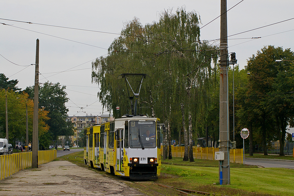 Konstal 805Na #271
W rozkładzie 8/3 pisana jest jako niska podłoga w postaci Tramicusa.
W tym dniu nie jeździł żaden.
Słowa kluczowe: 805Na 271 Wojska_Polskiego Kapuściska 8