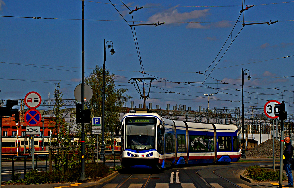 Pesa 122N #364
Pierwszy Tramicus rozpoczął chwilę wcześniej kolejny kurs z pętli Rycerska na linii 8 w kierunku Kapuścisk.
Słowa kluczowe: 122N 364 8 ZygmuntaAugusta 