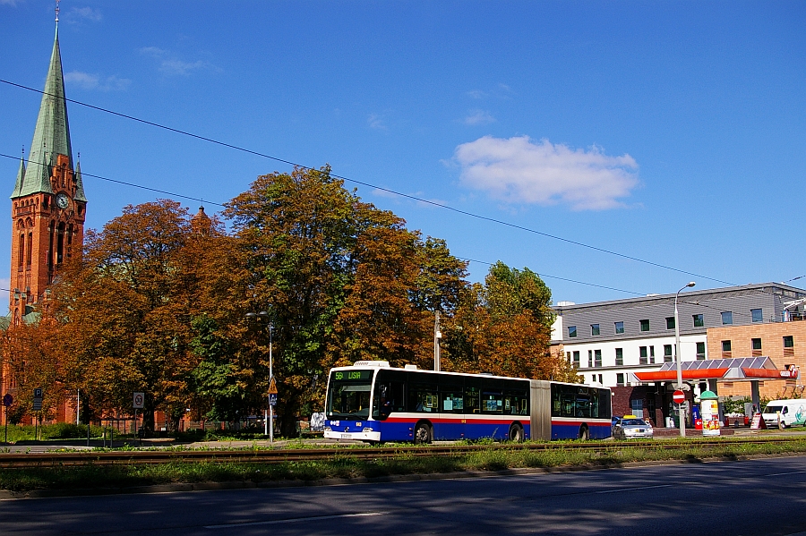 Mercedes Conecto LF G #643
Bydgoszcz, ul. Bernardyńska. Przegubowe Conecto wyjeżdża z Placu Kościeleckich. W tle wieża kościoła pw. Andrzeja Boboli. 
Słowa kluczowe: Conecto LF G 56 Bernardyńska