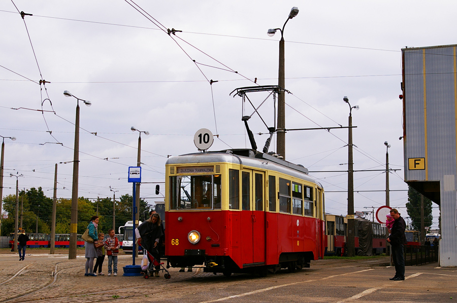 Konstal 5N #68
Dwukierunkowa eNka w trakcie zabierania pasażerów na kolejne kółko linii 10 w relacji Zajezdnia tramwajowa - Rycerska.
Słowa kluczowe: 5N 68 Toruńska zajezdnia impreza