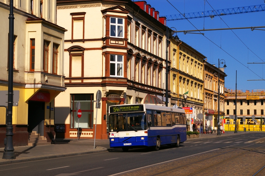 Volvo B10BLE #721
Wycofane w lutym tego roku Volvo w wariantowym kursie linii 54.
Z 41 jeden sztuk tego modelu zostało jeszcze ok. 11 kursujących głównie na liniach nocnych i będących przypisanych do rezerwy.
Słowa kluczowe: B10BLE 721 Dworcowa 54