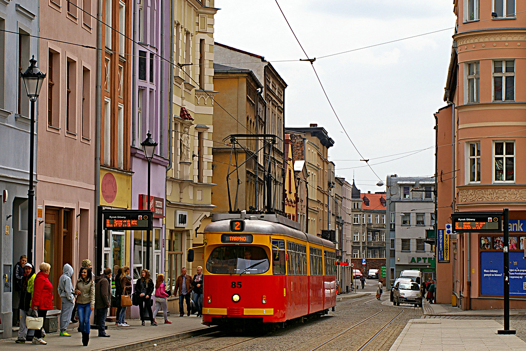 Duewag GT8 #85
85 osiągnął przystanek na Rynku Głównym, gdzie oczekuje na mijankę ze składem jadącym z Tarpna.

Rok produkcji: 1974.
Słowa kluczowe: RynekGłówny GT8 85 2