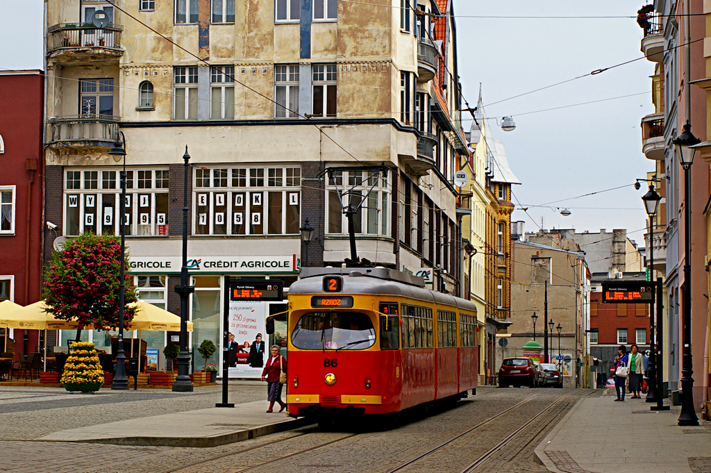 Duewag GT8 #86
86, to ostatni pomalowany Helmut w Grudziądzu.
Ze względu na swoje parametry nazywany "rakietą".
Rok produkcji: 1972.
Słowa kluczowe: RynekGłówny GT8 86 2