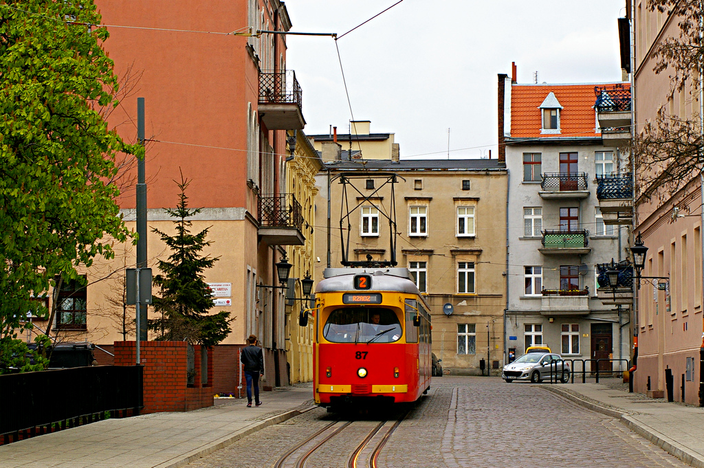 Duewag GT8 #87
Tak zwany "Tramino" splotem opuszcza klimatyczną Starówkę.

Rok produkcji: 1972r.
Słowa kluczowe: Klasztorna GT8 87 2