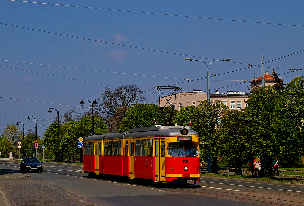 Duewag GT8 #88
Najstarszy grudziądzki Helmut na jedynej grudziądzkiej linii tramwajowej za parę chwil zatrzyma się na przystanku na Alei 23 Stycznia.
Rok produkcji: 1972r.
Słowa kluczowe: Stycznia GT8 88 2