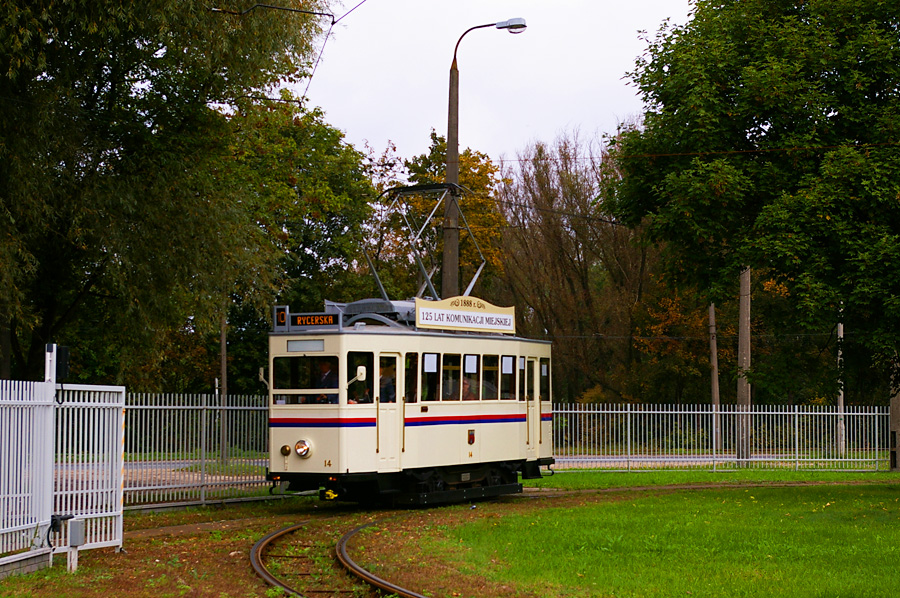 Herbrand VNB-125 #14
Najstarszy historyczny tramwaj w Bydgoszczy.
Rok produkcji 1896.
Wagon wyremontowano w 2012r., a jego premiera zbiegła się z ponownym otwarciem linii do Dworca Głównego.
W sumie ciekawe jakie ma oznaczenie: bo ciocia Wikipedia podaje, że, to VNB-125, a TWB, że GE-58.
Na dziś krótka seria historycznych bydgoskich tramwajów.
Słowa kluczowe: Herbrand VNB-125 14 10 Toruńska