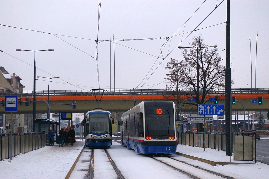 Pesa 122NaB #117 i Pesa 122N 365
Mijanka dwóch pokoleń Pesy.
Słowa kluczowe: 122NaB 122N 117 365 10 4 Jagiellońska