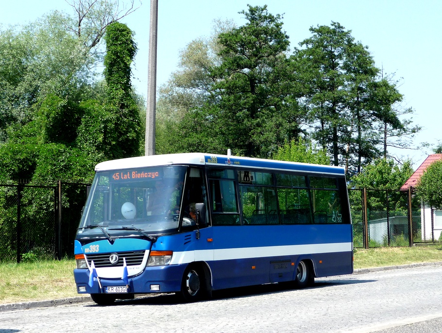 Jelcz M081MB3 #BH393
Te dostawczaki są utrzymane w lepszym stanie, niż mobilisowe soliny, ale i tak podczas jazdy trzęsie. Kolejną wadę stanowią odskokowe drzwi, które bardzo wolno się otwierają i zamykają.
Słowa kluczowe: JelczM081MB3 BH393 ZajezdniaBieńczyce