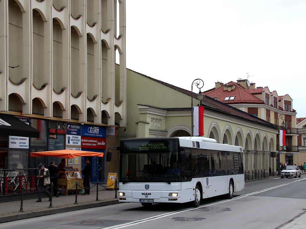 MAN NL263 nr rej. KMY VW23
Kolejny używaniec Michalusa. Jak będę miał czas, wybiorę się na foty Solarisów Wielickiej Spółki Transportowej ;)
Słowa kluczowe: NL263 KMYVW23 R1 Wieliczka