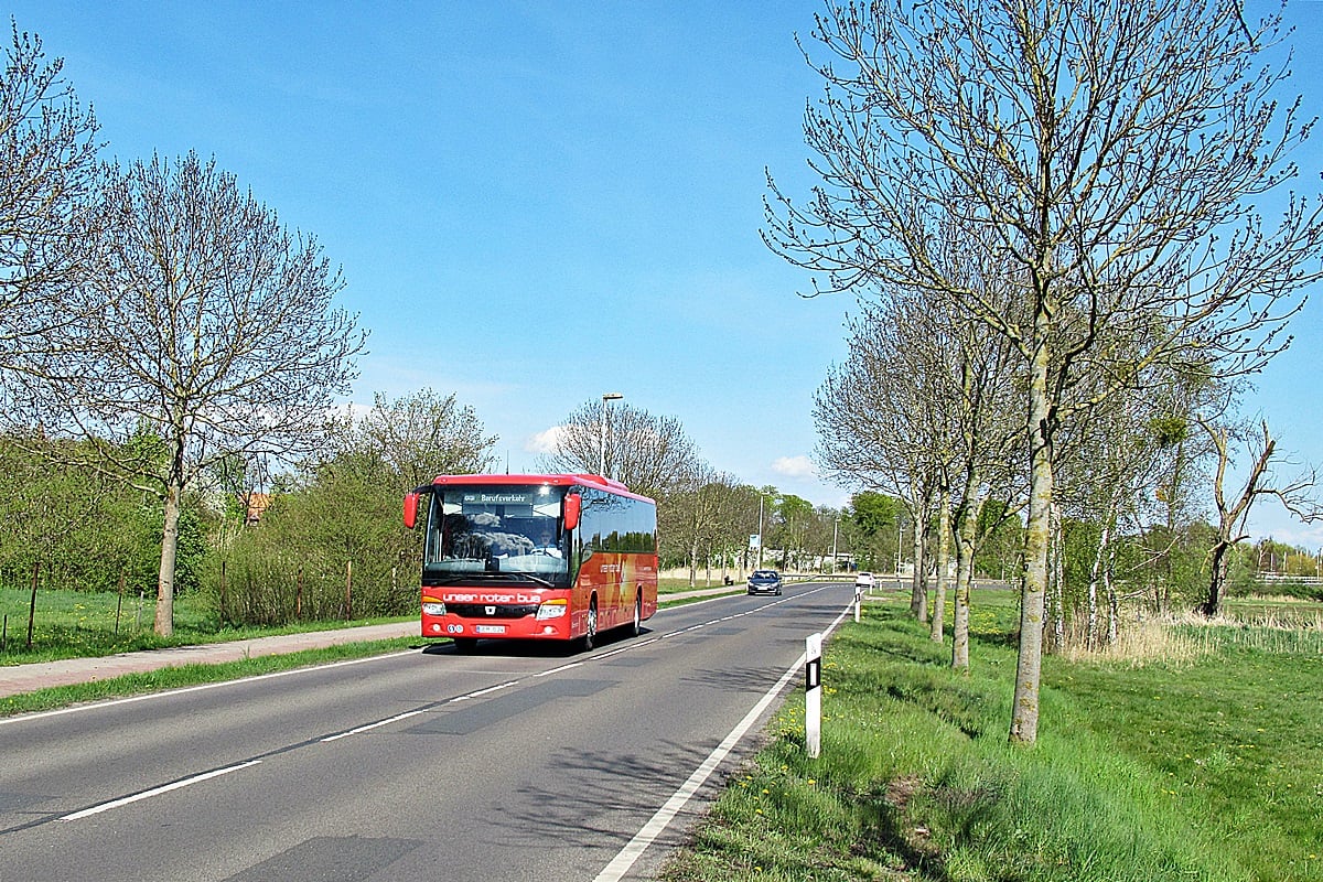 Setra S415 H UEM-B 24
Ueckermünde, Pfarrwiesenallee.
