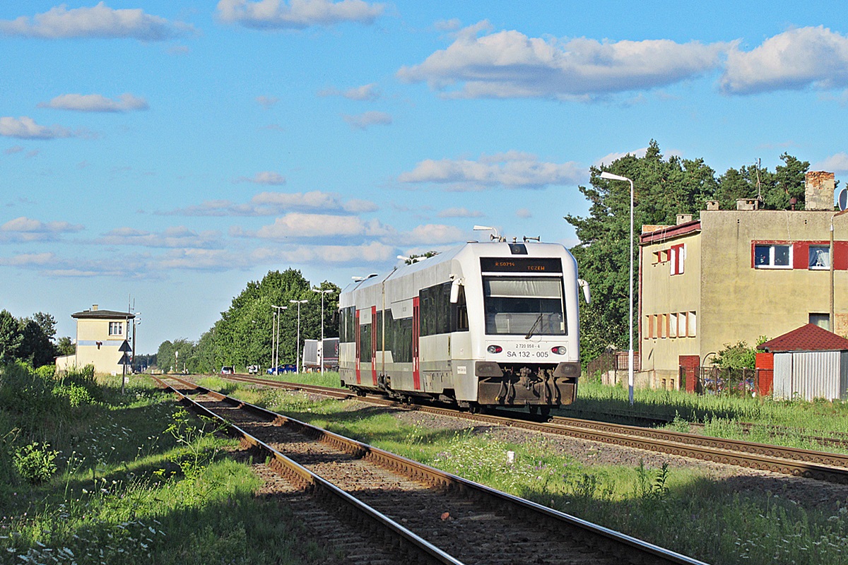 SA132-005
Pesa jako pociąg osobowy R50714 relacji Chojnice - Tczew opuszcza stację Zblewo. 
