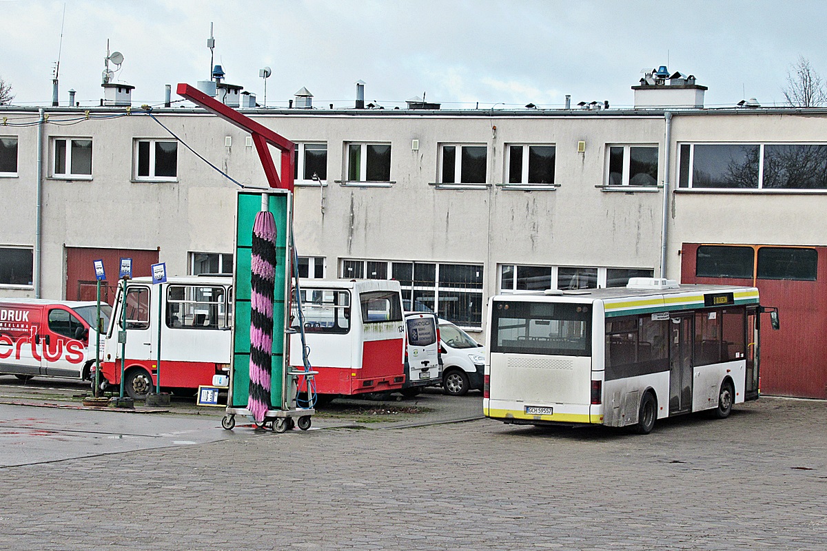 MAN NM223.2 GCH 59557
Chojnice, zajezdnia MZK przy ul. Angowickiej. 
Oczywiście nie autobus tytułowy jest gwiazdą tego zdjęcia, a porośnięta mchem haszóstka #134 wycofana z obsługi linii w 2018 roku (!).
Słowa kluczowe: MZK_Chojnice zajezdnia