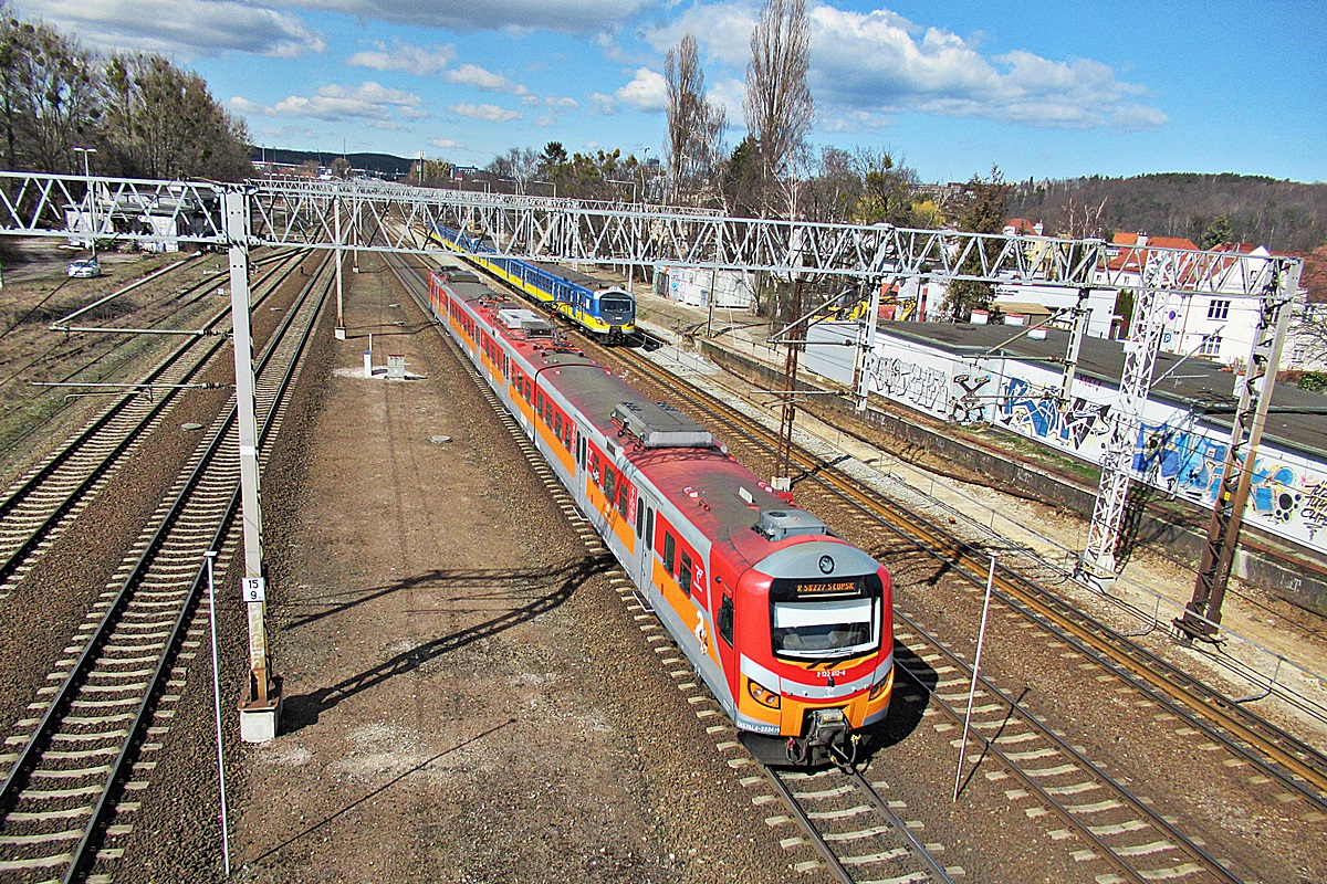 EN57-2224
Zmodernizowany kibelek jako R58227 relacji Gdynia Główna - Słupsk opuszcza stację Gdynia Orłowo. 
