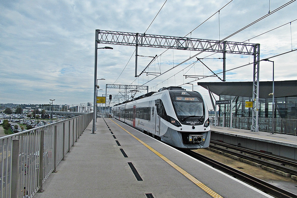 36WEhb-007
Impuls jako R96519 relacji Gdańsk Wrzeszcz - Kartuzy wjeżdża na stację Gdańsk Port Lotniczy. 
