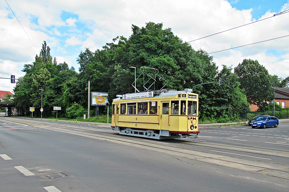 Wismar T2 #41
Frankfurt (Oder), August-Bebel-Straße.
Wyprodukowany przed II wojną światową zabytkowy wagon podczas obsługi rocznicowej linii specjalnej S. 
Słowa kluczowe: SVF