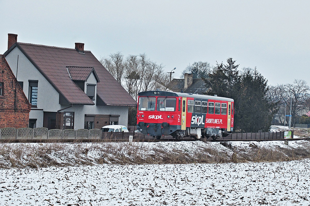 810 201-5
Karol jako pociąg osobowy relacji Pleszew Wąskotorowy - Pleszew Miasto opuszcza Kowalew. 
