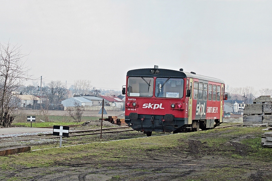 810 642-9 
Bartek jako pociąg osobowy relacji Pleszew Wąskotorowy - Pleszew Miasto opuszcza Kowalew. 
