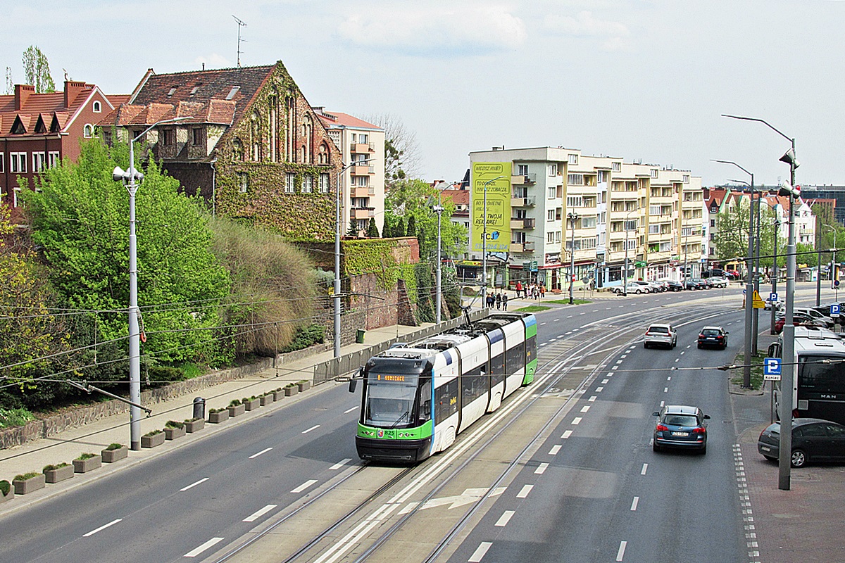 Pesa 120NaS2 #825
Szczecin, ul. Kard. Stefana Wyszyńskiego. 
