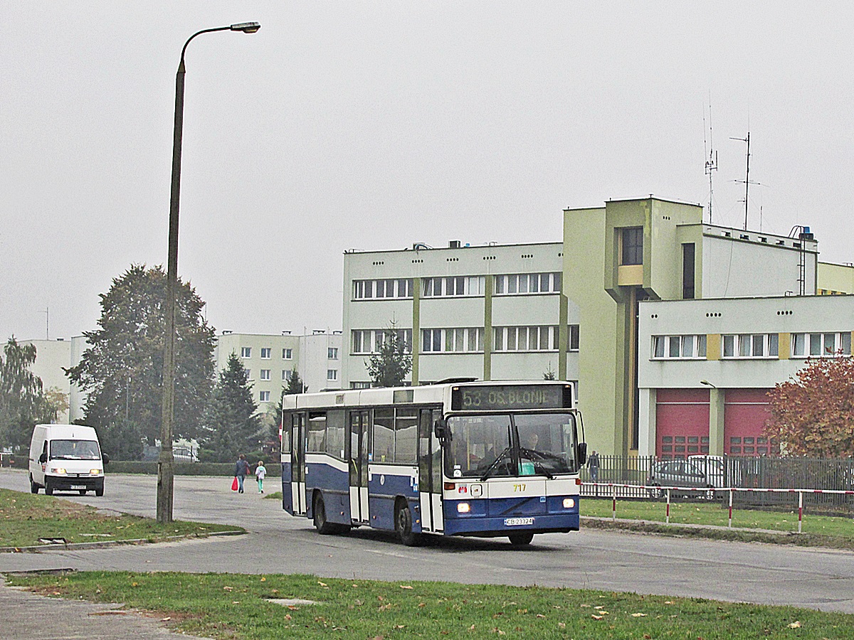 Volvo B10BLE CB 23324
Bydgoszcz, ul. Glinki. Przedstawiciel wymarłego w tym mieście gatunku na tle budynku Szkoły Podoficerskiej Państwowej Straży Pożarnej, w której miałem okazję wtedy się szkolić. Wracając do głównego bohatera zrobionego równe sześć lat temu zdjęcia - wyprodukowane w 1997 roku Volvo miało wtedy przed sobą jeszcze niewiele ponad rok służby na bydgoskich ulicach.
Słowa kluczowe: MZK